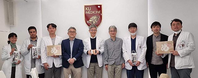 写真１．中央がProf. JK-Oh, 右端がDr. JW-Cho