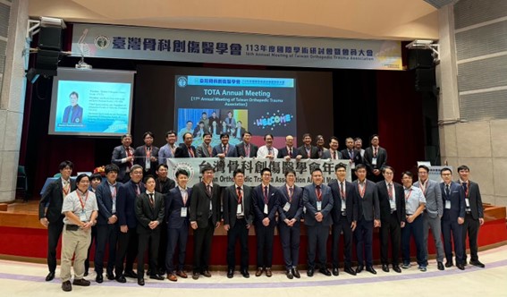 TOTAにてhostの先生方と韓国、タイ、日本からのguest speakerの集合写真
