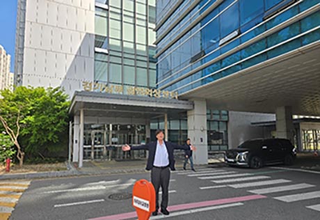 外傷センターの入り口にて