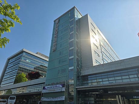 Guro Hospitalの外観。近代的な建物で、caféやレストランなどのショップも非常に充実