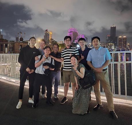 【写真1】義大病院の先生がた、大中敬子先生と。